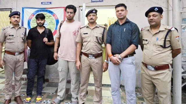 फर्जी कॉल सेंटर से विदेशी नागरिकों को ठगने वाले दो गिरफ्तार फर्जी कॉल सेंटर से विदेशी नागरिकों को ठगने वाले दो गिरफ्तार