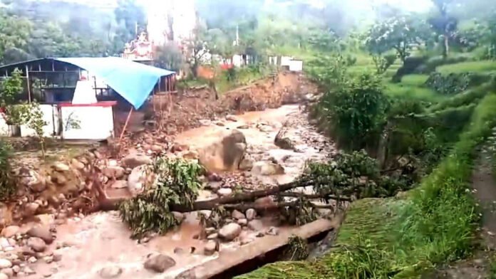 थलीसैंण में भारी बारिश से कई मकानों को पहुंचा भारी नुकसान थलीसैंण में भारी बारिश से कई मकानों को पहुंचा भारी नुकसान