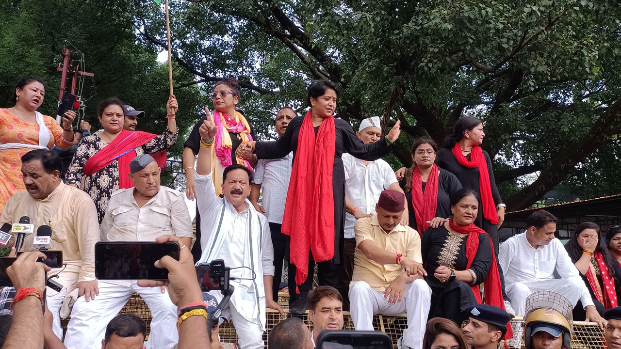 मुख्यमंत्री आवास कूच करने निकले कांग्रेसी गिरफ्तार मुख्यमंत्री आवास कूच करने निकले कांग्रेसी गिरफ्तार