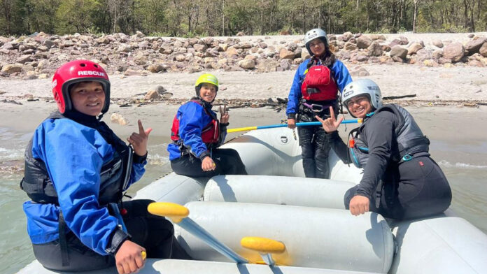 सरकार ने दी ट्रैनिंग, राफ्टिंग कराने के लिए तैयार हैं बेटियां सरकार ने दी ट्रैनिंग, राफ्टिंग कराने के लिए तैयार हैं बेटियां