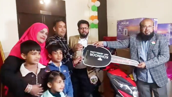 कोहिनूर आर्ट ज्वेलर्स में हुई इनामों की बौछार कोहिनूर आर्ट ज्वेलर्स में हुई इनामों की बौछार