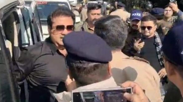 हिरासत में लिए गए उमेश कुमार हिरासत में लिए गए उमेश कुमार