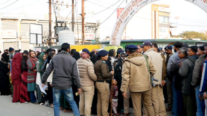 निकाय चुनावः 5405 प्रत्याशियों का भाग्य का फैसला मतपेटियों में बंद निकाय चुनावः 5405 प्रत्याशियों का भाग्य का फैसला मतपेटियों में बंद