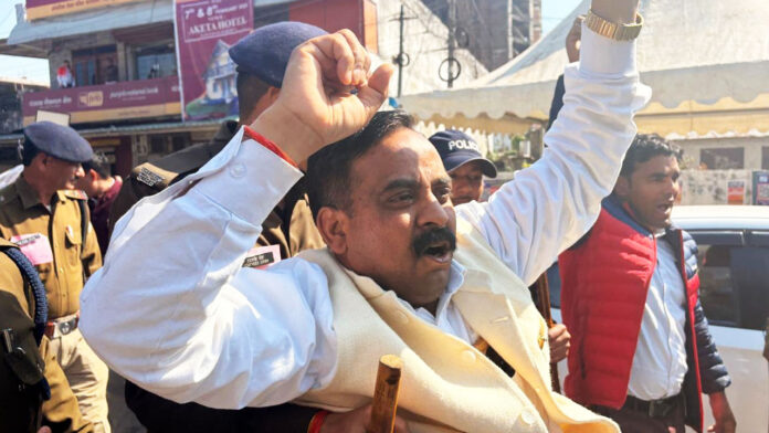 बजट सत्रः भू-कानून को लेकर पूर्व विधायक ने किया विधानसभा के बाहर हंगामा बजट सत्रः भू-कानून को लेकर पूर्व विधायक ने किया विधानसभा के बाहर हंगामा