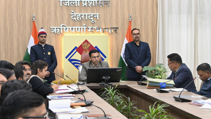 कुछ भी दे लें दलील, जनसुरक्षा की कीमत पर नही कटेगी रोड : डीएम कुछ भी दे लें दलील, जनसुरक्षा की कीमत पर नही कटेगी रोड : डीएम