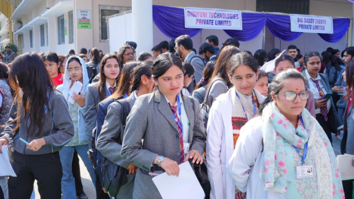 एसजीआरआरयू जॉब उत्सव में छात्र-छात्राओं को मिले लाखों के जॉब ऑफर एसजीआरआरयू जॉब उत्सव में छात्र-छात्राओं को मिले लाखों के जॉब ऑफर