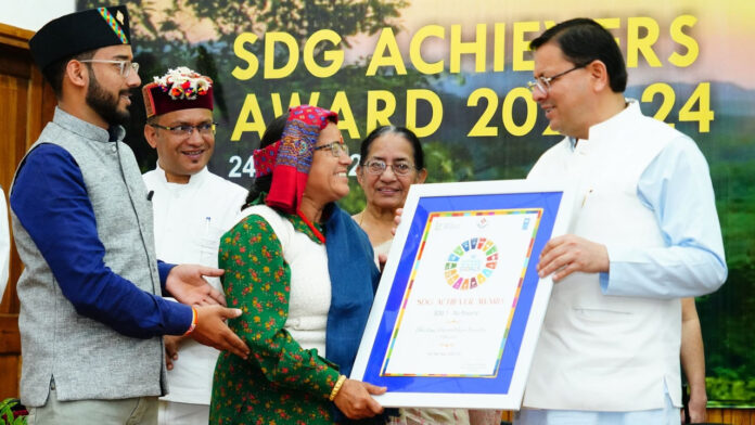 16 एस.डी.जी एचीवर को मुख्यमंत्री ने किया सम्मानित 16 एस.डी.जी एचीवर को मुख्यमंत्री ने किया सम्मानित