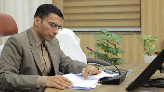 स्थानीय बच्चों, महिलाओं, बुजुर्गों की कीमत पर हाईवे निर्माण नहीं : डीएम स्थानीय बच्चों, महिलाओं, बुजुर्गों की कीमत पर हाईवे निर्माण नहीं : डीएम