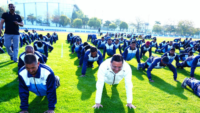 युवाओं के बीच पहुंच मुख्यमंत्री ने लगाए पुश-अप्स युवाओं के बीच पहुंच मुख्यमंत्री ने लगाए पुश-अप्स