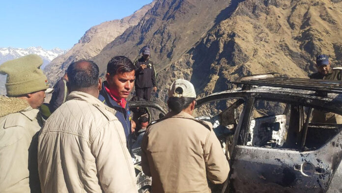 जली हुई कार के अंदर महिला का कंकाल मिलने से हड़कंप जली हुई कार के अंदर महिला का कंकाल मिलने से हड़कंप