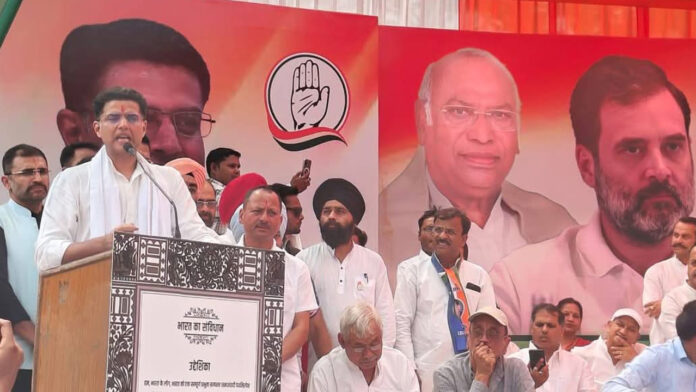 संविधान बचाओ रैली में कांग्रेस कार्यकर्ताओं की भारी भीड़ जुटी संविधान बचाओ रैली में कांग्रेस कार्यकर्ताओं की भारी भीड़ जुटी