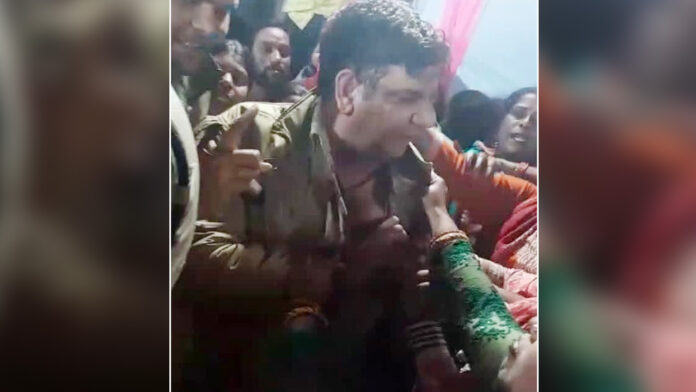 डीजे बंद कराने को लेकर बवाल, एक पुलिसकर्मी का सिर फोड़ा, दुसरे की वर्दी फाड़ी डीजे बंद कराने को लेकर बवाल, एक पुलिसकर्मी का सिर फोड़ा, दुसरे की वर्दी फाड़ी