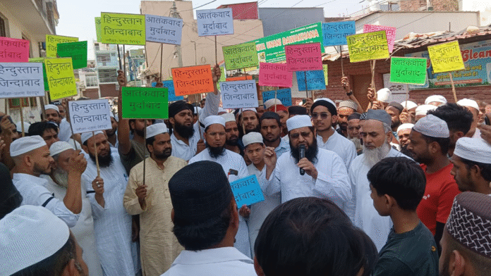 आतंकी हमले के खिलाफ काली पट्टी बांधकर अदा की गई जुमे की नमाज आतंकी हमले के खिलाफ काली पट्टी बांधकर अदा की गई जुमे की नमाज