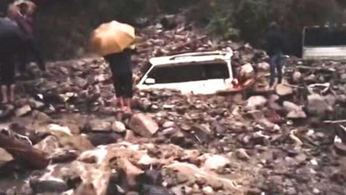 बारिश व ओलावृष्टि ने पहाड़ी क्षेत्रों में जमकर मचाई तबाही बारिश व ओलावृष्टि ने पहाड़ी क्षेत्रों में जमकर मचाई तबाही