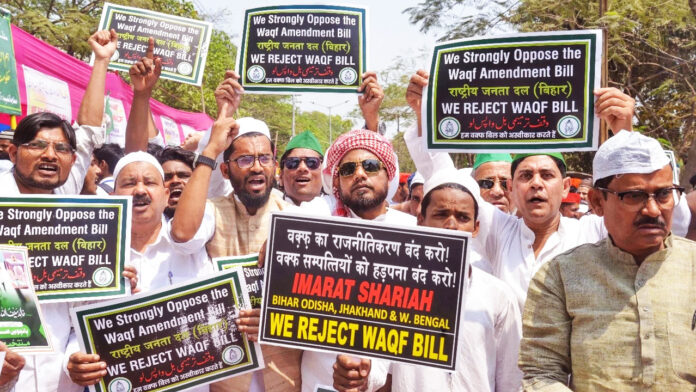 दिल्ली से लेकर दून तक वक्फ पर संग्राम दिल्ली से लेकर दून तक वक्फ पर संग्राम