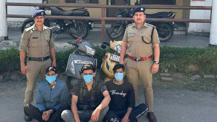 युवती के साथ मारपीट करने वाले 3 युवक पकड़े युवती के साथ मारपीट करने वाले 3 युवक पकड़े