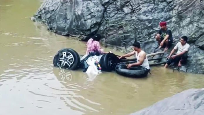 वाहन खाई में गिरने से एक ही परिवार के 5 लोगों की मौत वाहन खाई में गिरने से एक ही परिवार के 5 लोगों की मौत