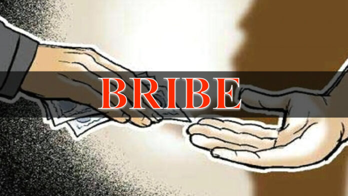 कोषाधिकारी और अकाउंटेंट रिश्वत लेते गिरफ्तार कोषाधिकारी और अकाउंटेंट रिश्वत लेते गिरफ्तार