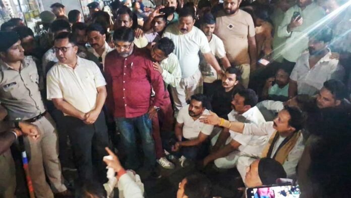 कांग्रेस कार्यालय कब्जे को लेकर बवाल जारी, अंदर मिले 25 संदिग्ध कांग्रेस कार्यालय कब्जे को लेकर बवाल जारी, अंदर मिले 25 संदिग्ध