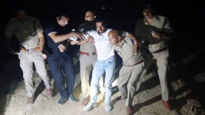 पंचायत में गोली चलाने का आरोपी पुलिस मुठभेड़ में घायल पंचायत में गोली चलाने का आरोपी पुलिस मुठभेड़ में घायल