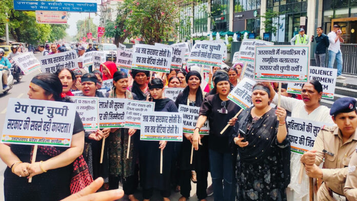 महिला कांग्रेस ने महिलाओं के साथ बलात्कार एवं अत्याचार के खिलाफ नंगे पांव मुख्यमंत्री आवास किया कूच महिला कांग्रेस ने महिलाओं के साथ बलात्कार एवं अत्याचार के खिलाफ नंगे पांव मुख्यमंत्री आवास किया कूच