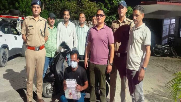 56 लाख की स्मैक के साथ ड्रग स्मगलर गिरफ्तार 56 लाख की स्मैक के साथ ड्रग स्मगलर गिरफ्तार