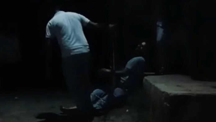 प्रेमिका से मिलने पहुंचे युवक की खंभे से बांधकर धुनाई प्रेमिका से मिलने पहुंचे युवक की खंभे से बांधकर धुनाई