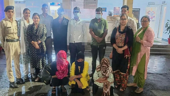 सेक्स रैकेट का भंडाफोड़, तीन महिलाएं समेत 6 गिरफ्तार सेक्स रैकेट का भंडाफोड़, तीन महिलाएं समेत 6 गिरफ्तार