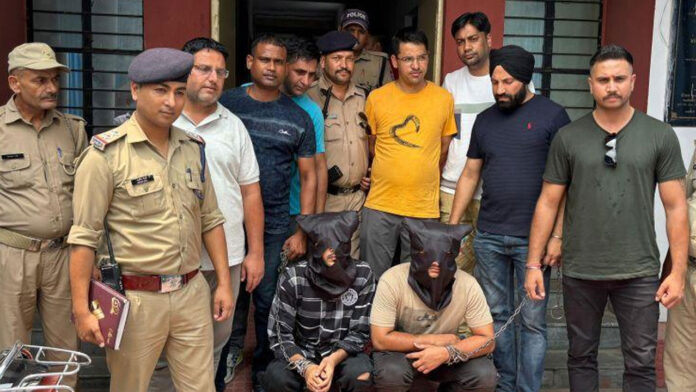 होटल व्यवसायी को गोली मारने के दो आरोपी गिरफ्तार होटल व्यवसायी को गोली मारने के दो आरोपी गिरफ्तार