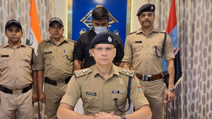 साइबर धोखाधड़ी का मास्टरमाइंड शैलेंद्र उर्फ शेरू गिरफ्तार साइबर धोखाधड़ी का मास्टरमाइंड शैलेंद्र उर्फ शेरू गिरफ्तार