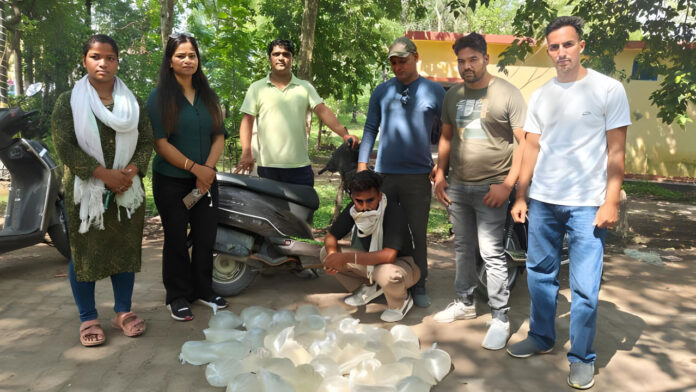 आबकारी विभाग ने कच्ची शराब के साथ एक को किया गिरफ्तार आबकारी विभाग ने कच्ची शराब के साथ एक को किया गिरफ्तार