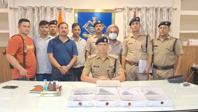 8 ऑटोमैटिक पिस्टल्स के साथ हथियार तस्कर गिरफ्तार 8 ऑटोमैटिक पिस्टल्स के साथ हथियार तस्कर गिरफ्तार