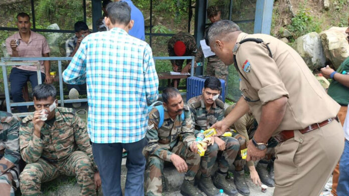 बदरीनाथ हाईवे पर सेना के जवानों की बस पलटी, कई घायल बदरीनाथ हाईवे पर सेना के जवानों की बस पलटी, कई घायल