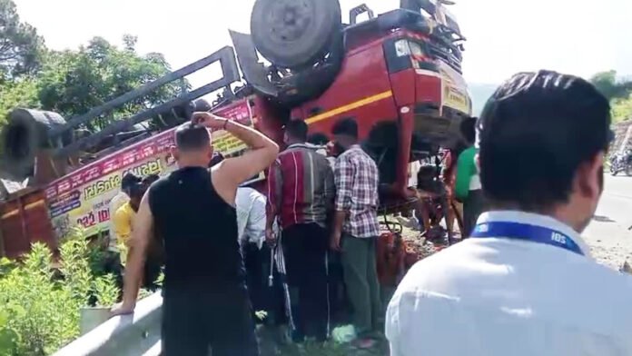 अनियंत्रित होकर सड़क पर पलटा कांवड़ियों का ट्रक, तीन की मौत, 14 गंभीर अनियंत्रित होकर सड़क पर पलटा कांवड़ियों का ट्रक, तीन की मौत, 14 गंभीर