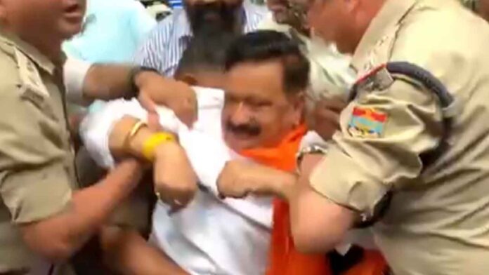 राजभवन में धरने पर बैठे कांग्रेस प्रदेश अध्यक्ष करन माहरा गिरफ्तार राजभवन में धरने पर बैठे कांग्रेस प्रदेश अध्यक्ष करन माहरा गिरफ्तार