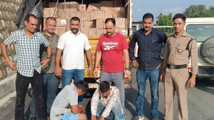 233 पेटी अवैध अंग्रेजी शराब के साथ तीन तस्कर गिरफ्तार 233 पेटी अवैध अंग्रेजी शराब के साथ तीन तस्कर गिरफ्तार