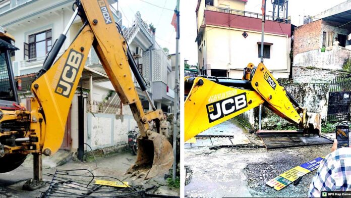 अतिक्रमण कर रोड पर बने गेट को प्रशासन ने किया ध्वस्त अतिक्रमण कर रोड पर बने गेट को प्रशासन ने किया ध्वस्त