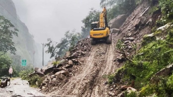 गंगोत्री-यमुनोत्री हाईवे पर जगह-जगह हो रहा भूस्खलन गंगोत्री-यमुनोत्री हाईवे पर जगह-जगह हो रहा भूस्खलन