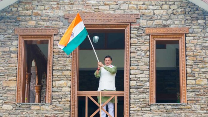 सीएम धामी ने सीएम आवास पर फहराया तिरंगा सीएम धामी ने सीएम आवास पर फहराया तिरंगा