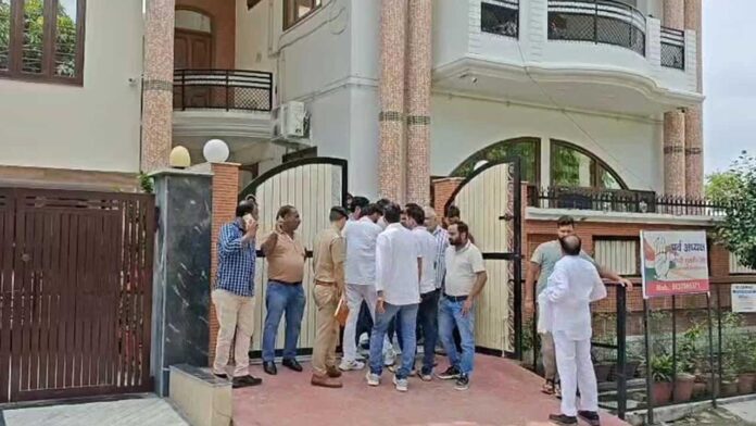 दिनदहाड़े होटल कारोबारी की बेटी को बंधक बनाकर डकैती दिनदहाड़े होटल कारोबारी की बेटी को बंधक बनाकर डकैती