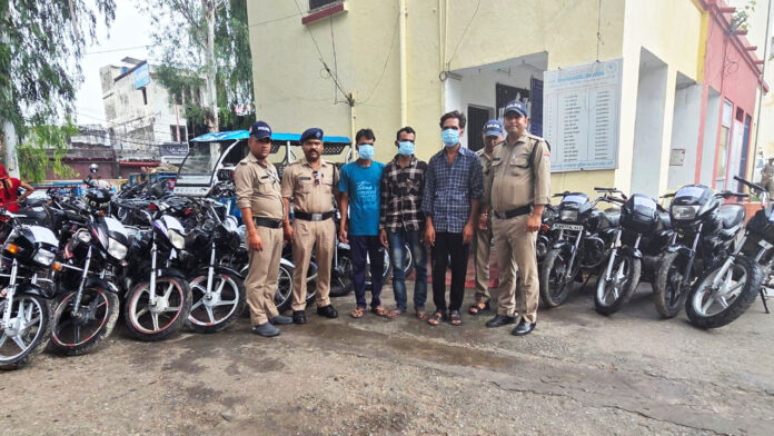 अंतर्राज्यीय बाइक चोर गैंग के तीन गिरफ्तार, 11 बाइक बरामद अंतर्राज्यीय बाइक चोर गैंग के तीन गिरफ्तार, 11 बाइक बरामद