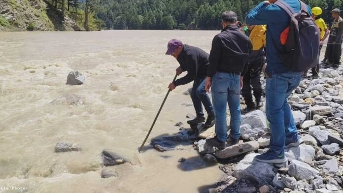 खीर गंगा व भागीरथी का जलस्तर बढ़ा, लोग सहमे खीर गंगा व भागीरथी का जलस्तर बढ़ा, लोग सहमे