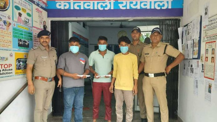 तमंचे से हवाई फायर के वीडियो ने पहुँचाया 3 युवकों को सलाखों के पीछे तमंचे से हवाई फायर के वीडियो ने पहुँचाया 3 युवकों को सलाखों के पीछे