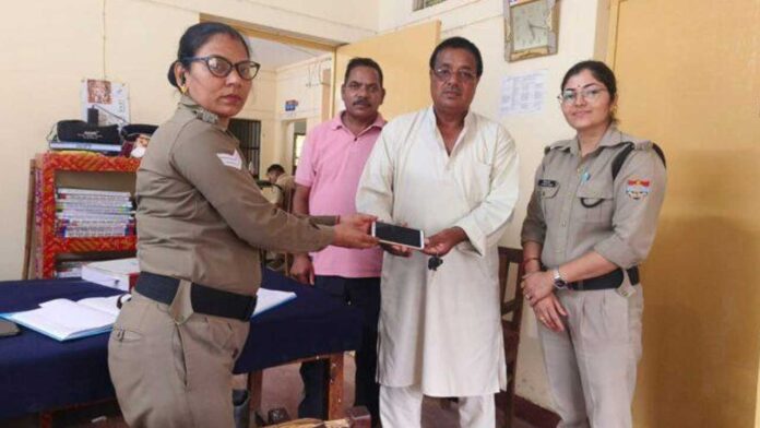 पुलिस ने 16 मोबाइल फोन बरामद कर लौटाए पुलिस ने 16 मोबाइल फोन बरामद कर लौटाए