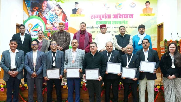 सर्वश्रेष्ठ प्रदर्शन करने वाले विकासखंडों और जिलों को मुख्यमंत्री ने किया सम्मानित सर्वश्रेष्ठ प्रदर्शन करने वाले विकासखंडों और जिलों को मुख्यमंत्री ने किया सम्मानित