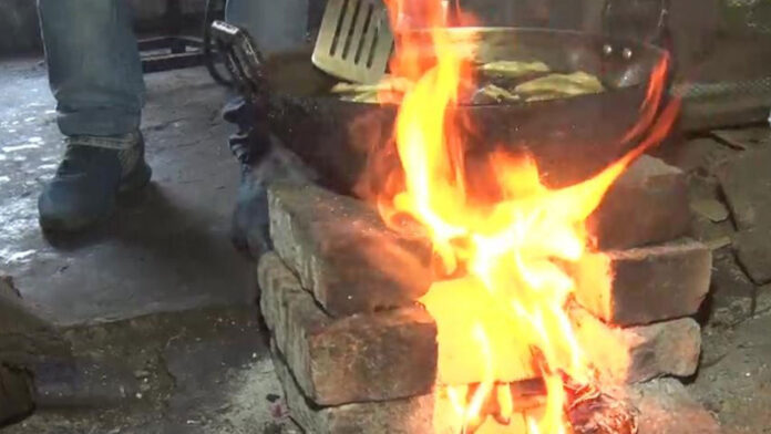 गैस की किल्लतः होटल- ढाबे वाले लकड़ी के चूल्हे से चला रहे काम, दुकानदारी भी हुई आधी गैस की किल्लतः होटल- ढाबे वाले लकड़ी के चूल्हे से चला रहे काम, दुकानदारी भी हुई आधी