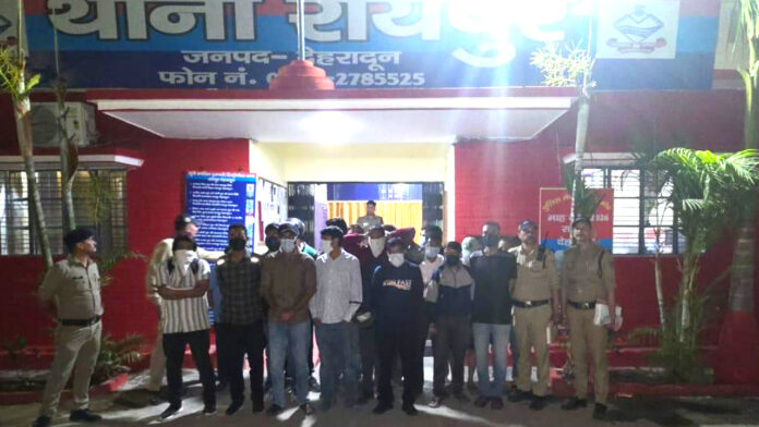 पुलिस ने शुरू किया ‘ऑपरेशन नाईट स्ट्राइक’, कई गिरफ्तार