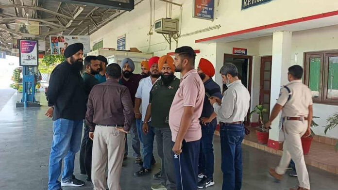 संपर्क क्रांति ट्रेन में पिस्टल की नोक पर 7 लाख की लूट