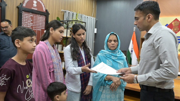 असहाय विधवा को बड़ी राहत: डीएम ने माफ कराया बैंक ऋण, बच्चों की शिक्षा का भी उठाया जिम्मा