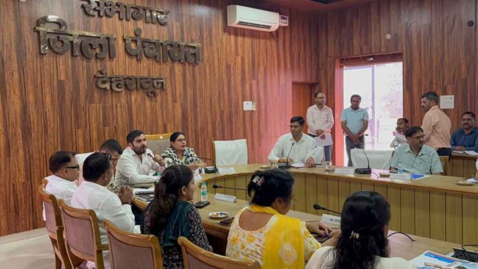 जनसमस्याओं को लेकर अधिकारियों को घेरा